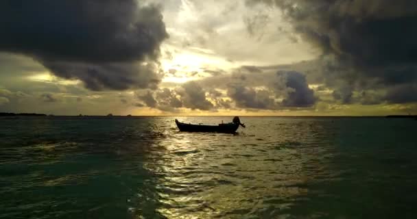 在夕阳西下的时候 在海上摆动着船 天空中乌云密布 前往印度尼西亚巴厘的热带旅行 — 图库视频影像