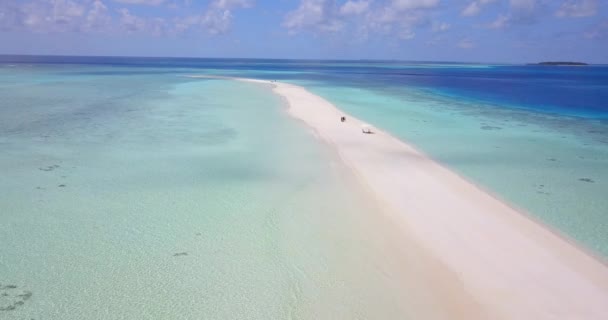 モルディブ島の東側にターコイズブルーの海が広がる素晴らしいビーチの空中ビュー — ストック動画