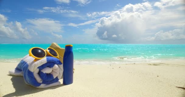 Lunettes Soleil Avec Serviette Chapeau Paille Bouteille Eau Sur Plage — Video