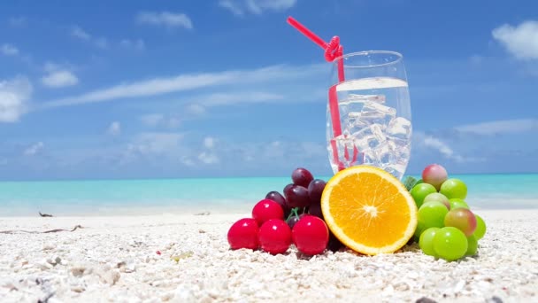 Cocktail Con Frutta Oceano Sullo Sfondo Della Spiaggia — Video Stock