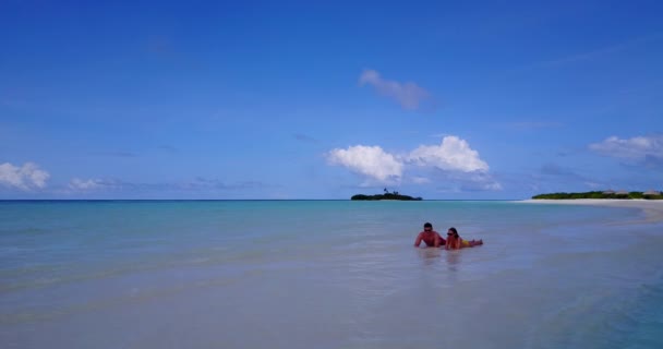 Hombre Mujer Jóvenes Yacían Costa Del Mar Tomando Sol Hermosa — Vídeos de Stock