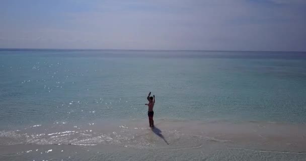 Coppia Romantica Sulla Spiaggia Tropicale — Video Stock