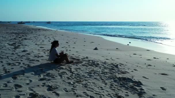 Ragazza Seduta Sulla Spiaggia Sabbia Fare Yoga — Video Stock