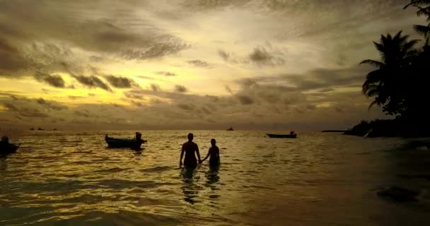 Milující Pár Relaxaci Tropické Pláži Při Západu Slunce Bali — Stock video