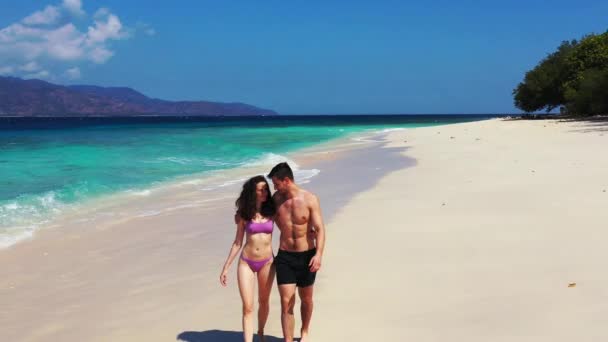 Feliz Joven Mujer Caminando Con Novio Costa Isla Tropical Concepto — Vídeo de stock