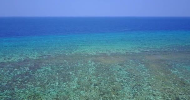 ターコイズブルーの澄んだ水と素晴らしい空と海の景色 カリブ海のドミニカ共和国へのエキゾチックな旅 — ストック動画