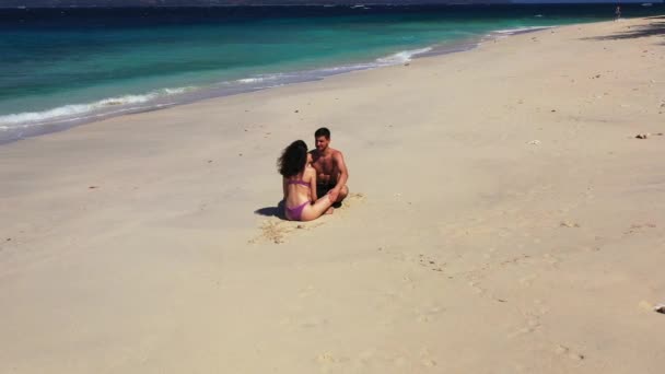 Βίντεο Ενός Ζευγαριού Μια Αμμώδη Παραλία Γυναίκα Και Άνδρας Κάθονται — Αρχείο Βίντεο
