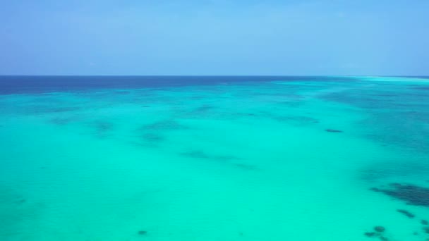 Wysoki Kąt Widzenia Turkusowej Wody Oceanu Wybrzeża Tropikalnej Wyspy Koncepcja — Wideo stockowe