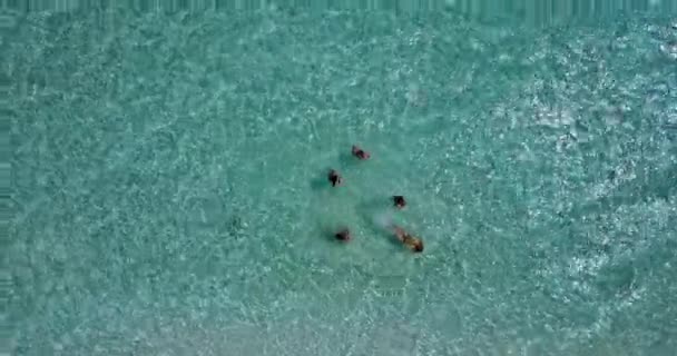 Arriba Ver Video Sobre Superficie Del Agua Turquesa Cerca Playa — Vídeo de stock