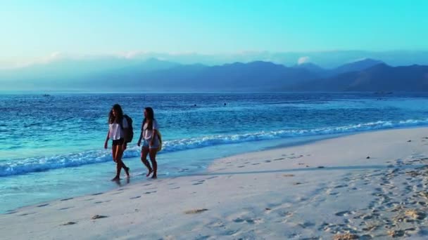 Дівчата Ходять Рюкзаками Піщаному Пляжі — стокове відео