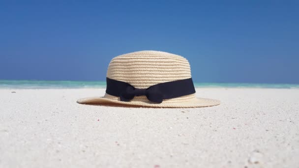 Соломенная Шляпа Фоне Тропического Пляжа — стоковое видео