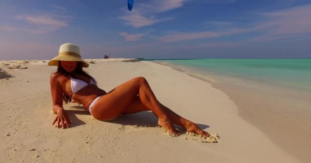Schöne Durchtrainierte Körper Mädchen Weißen Bikini Auf Reisen Urlaub Strand — Stockvideo