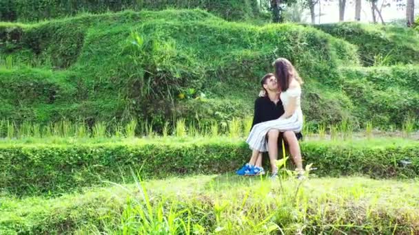 Video Gadis Menarik Duduk Pacar Berlutut Bidang Hijau Pulau Tropis — Stok Video