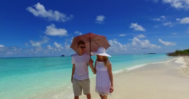 Feliz Casal Romântico Praia Tropical — Vídeo de Stock