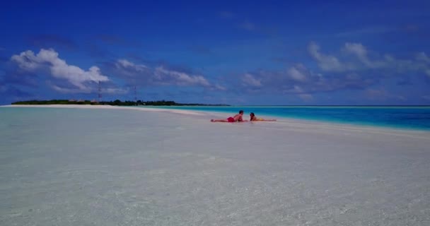 Una Pareja Enamorados Relajándose Juntos Playa Tropical Vacaciones Verano Viajes — Vídeos de Stock