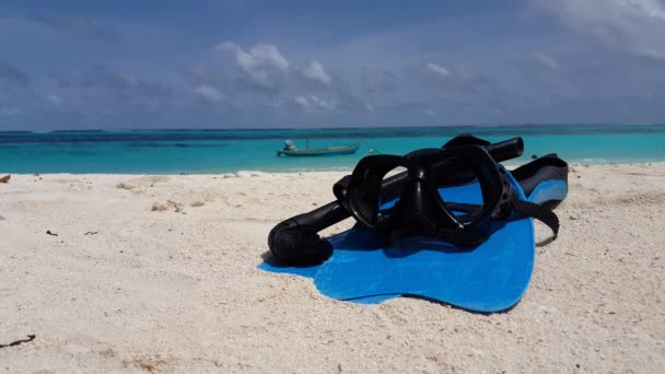 岸上戴着面具的拖鞋 前往巴巴多斯 加勒比的热带旅行 — 图库视频影像