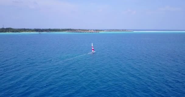 Kleines Segelboot Das Sich Blauen Meer Bewegt Mit Sommerentspannung Auf — Stockvideo