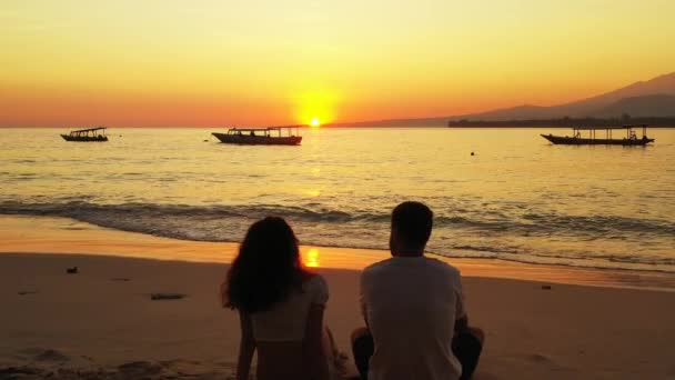 Uitzicht Een Paar Zitten Praten Het Zandstrand Avond — Stockvideo