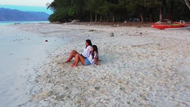 Duas Meninas Sentadas Praia Arenosa — Vídeo de Stock