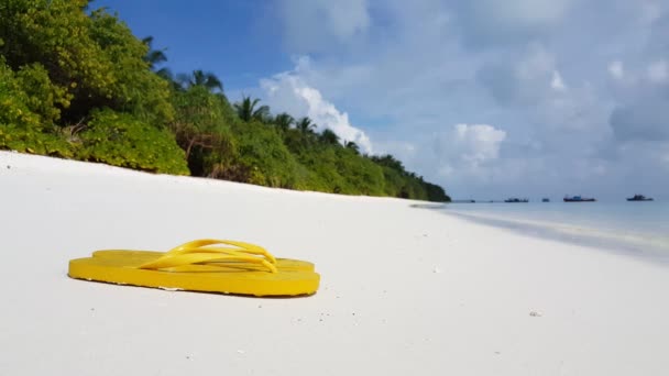 Sahilde Sarı Parmak Arası Terlikler Antigua Nın Doğa Manzarası — Stok video