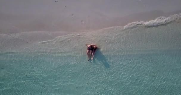 Feliz Pareja Romántica Playa Tropical — Vídeo de stock