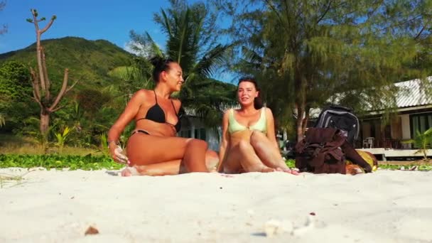 Dwie Młode Dziewczyny Bikini Leżały Piaszczystym Wybrzeżu Morza Rozmawiały Piękne — Wideo stockowe