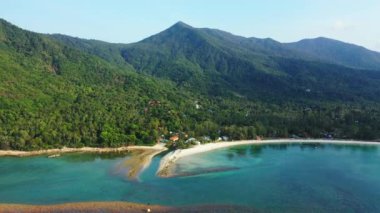 Yeşil dağlarda tropik deniz kıyısında. Endonezya, Bali 'deki Doğa Manzarası.  