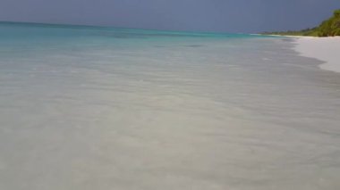 Deniz dalgaları üzerinde renkli bir plaj topu videosu