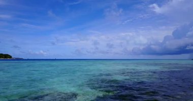 Dalgalanan sığ deniz suyu. Endonezya, Bali 'de tatil.