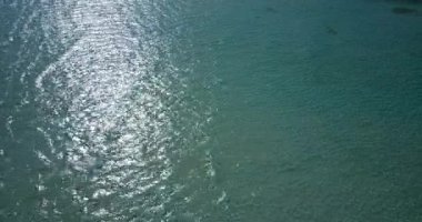 Güzel okyanus ve adanın yüksek açılı görüntüleri 