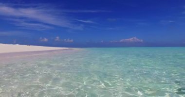 Kıyıda sığ deniz suyu. Koh Samui huzurlu sahne, Tayland.