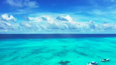 Gündüz vakti Brigt turkuaz deniz manzarası. Bali 'de yaz tatili.
