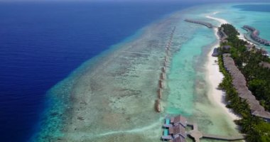 Yukarıdan manzaralı bungalovları olan bir ada. Tayland 'a Seyahat.
