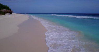 Sahilde sığ deniz suyu. Endonezya 'nın Idyllic doğası.