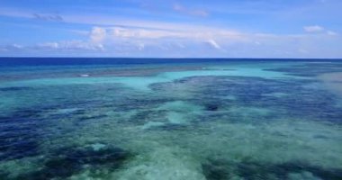 Sakin bir deniz kenarında. Bali 'nin tropikal doğası.