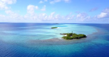Sıcak ve güneşli bir havada manzaralı deniz manzarası. Endonezya, Bali 'de tatil sezonu.