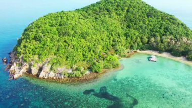 Yeşil adanın havadan görünüşü. Tayland, Asya 'da yaz tatili. 