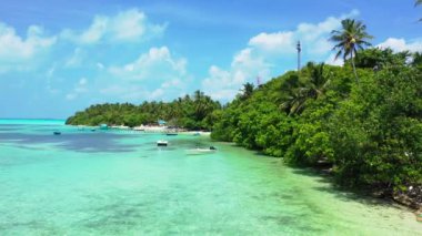Yeşil adalı canlı turkuaz deniz. Bali 'nin Idyllic doğası.