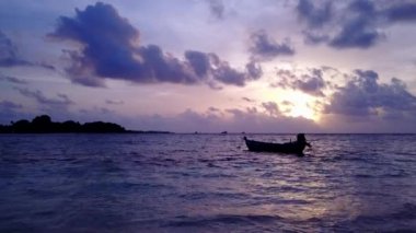 Gün batımında sallanan tekne. Bahamalar, Karayipler 'de tropik tatil. 