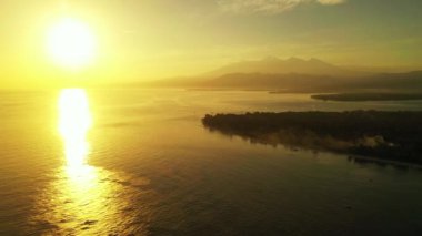 Akşam deniz manzarası. Bali 'nin tropikal doğası.