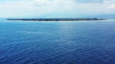 Bulutlu bir günde sakin bir deniz manzarası. Barbados, Karayiplere Seyahat.