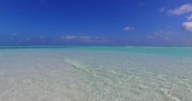 İnanılmaz şeffaf sığ su. Maldivler 'e egzotik yolculuk.