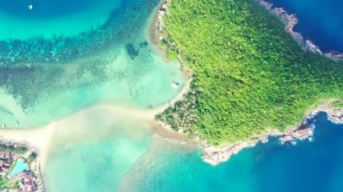İnsansız hava aracından görülen sığ sularda bir ada. Fiji, Okyanusya 'nın doğal manzarası.