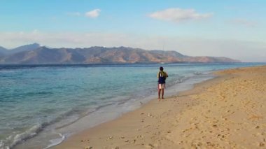 Maldivler sahilinde gün doğumunda balık tutan yalnız bir adam..