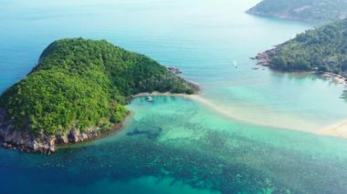 Tropikal turkuaz deniz manzarası. Bali 'de yaz sahnesi.