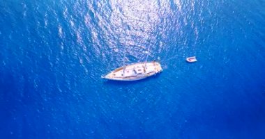 Mavi deniz manzarası. Antigua 'ya yaz yolculuğu.