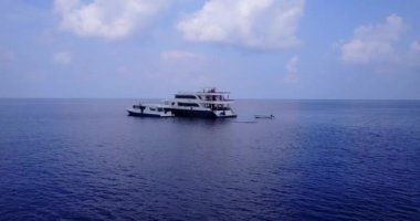 Seyşeller, Doğu Afrika 'nın sakin denizlerinde yüzen tekneler.