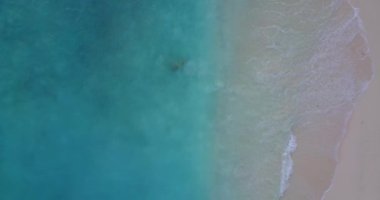 İnsansız hava aracından gözlemlenen dalgalı deniz suyu. Dominik Cumhuriyeti, Karayipler 'in şaşırtıcı doğası.