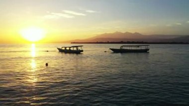 Tropikal denizde parlak sarı gün batımı. Endonezya, Bali 'de yaz tatili.   