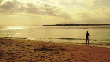 Maldivler adasında altın gün batımında kıyıdaki balıkçının görüntüsü
